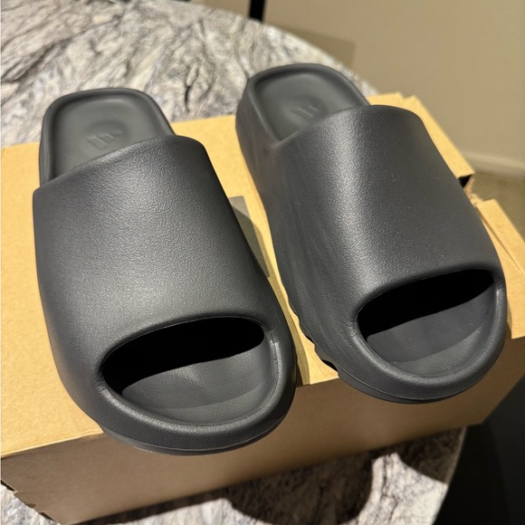 Men’s Adidas Yeezy Slides Size 10 - Picture 1 of 7